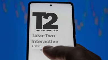 New York, New York. Takas ekranındaki Take-Two Interactive logosuna yaklaş. Al-İki Etkileşimli Fiyat Hisseleri, Bir aygıt için TTWO $.