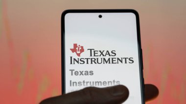 Dallas, Teksas. Bir değiş tokuş ekranındaki Teksas Aletleri logosuna yaklaş. Texas Instruments hisse senedi fiyatları, bir cihaza TXN $.