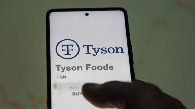 Springdale, Arkansas. Bir değiş tokuş ekranındaki Tyson Gıda logosuna yaklaş. Tyson Gıda hisse senedi fiyatları, bir cihazda TSN $.