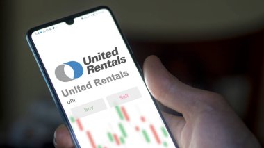Stamford, Connecticut. Bir değiş tokuş ekranındaki United Rentals logosuna yaklaş. Birleşik Kiralama hisse senetleri, bir aygıt üzerinde URI $.
