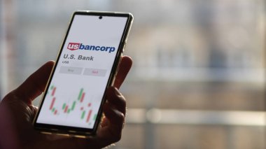 Minneapolis, Minnesota. Amerikan Bankası 'nın logosuna bir değiş tokuş ekranında yaklaş. US Bank hisse senetleri, USB $bir aygıt üzerinde.
