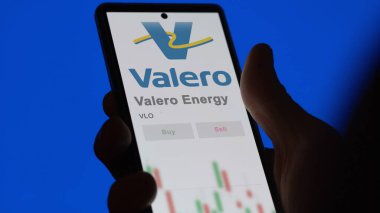 San Antonio, Teksas. Bir değiş tokuş ekranındaki Valero Enerji logosuna yaklaş. Valero Enerji Fiyat Hisseleri, bir cihaza VLO $.