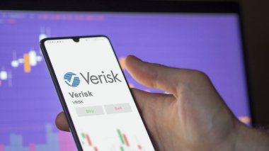 Jersey City, New Jersey 'de. Değiş tokuş ekranındaki Verisk logosuna yaklaş. Verisk fiyat hisseleri, bir aygıtta VRSK $.