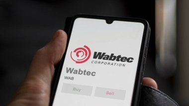 Pittsburgh, Pennsylvania 'da. Değiş tokuş ekranındaki Wabtec logosuna yaklaş. Wabtec hisse senetleri, bir cihaza WAB $.