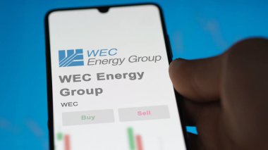 Milwaukee, Wisconsin. WEC Enerji Grubu 'nun logosunu değiş tokuş ekranında kapatın. WEC Enerji Grubu hisse senetleri, bir aygıt için WEC $.