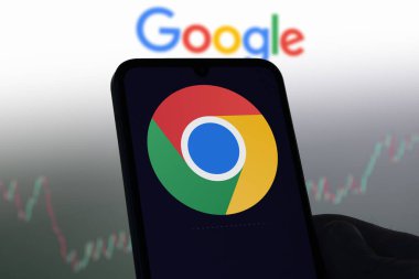 Bir ekrandaki Chrome logosuna yakın plan bulanık arkaplanda Google logosu.