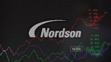 09 Nisan 2024, Westlake, Ohio. Bir değiş tokuş ekranında Nordson Şirketi 'nin logosuna yaklaş. Nordson Şirketi hisse senetleri, bir cihazda NDSN $.