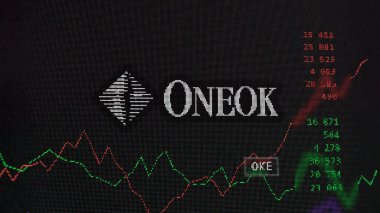 09 Nisan 2024, Tulsa, Oklahoma. Bir değiş tokuş ekranındaki ONEOK logosuna yaklaş. ONEOK fiyat hisseleri, bir aygıt üzerinde OKE $.