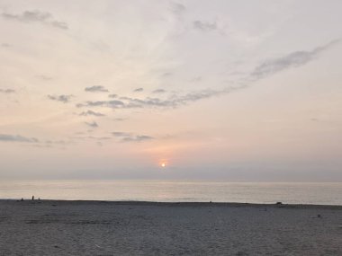 Denizin üzerinde güzel bir gün batımı