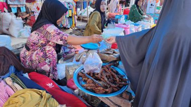 pinrang Endonezya, 18 Haziran 2023: Geleneksel pazarlarda satıcıların ve alıcıların sabah faaliyetleri, balık, baharat, sebze, balık ve hazır yiyecek satıcıları. Endonezya Asya