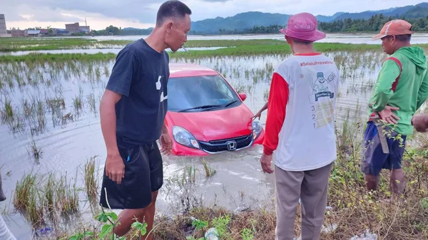 Pinrang Indonesia Giugno 2023 Quando Auto Parcheggiata Modo Errato Auto — Foto Stock