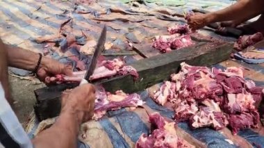 Pinrang Endonezya, 29 Haziran 2023: Kurban ineği, Kurban Kurban Bayramı, Kurban Bayramı sabahları Pinrang 'da yapılan Kurban namazından sonra qurban ineklerini kesme süreci. Asya - Endonezya