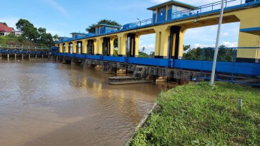 Pinrang Endonezya, 05 Temmuz 2023: Tarihsel değeri olan barajlardan biri olan Fort Dam, Endonezya 'daki Hollanda sömürge döneminde, Pinrang Regency, Güney Sulawesi -