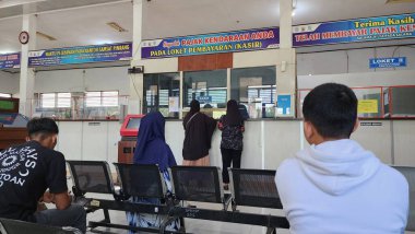 Pinrang Endonezya 05 Temmuz 2023: Pinrang Samsat Ofisi, Samsat kayıt, kimlik tespiti ve araç vergisi ödemesi ofisi.