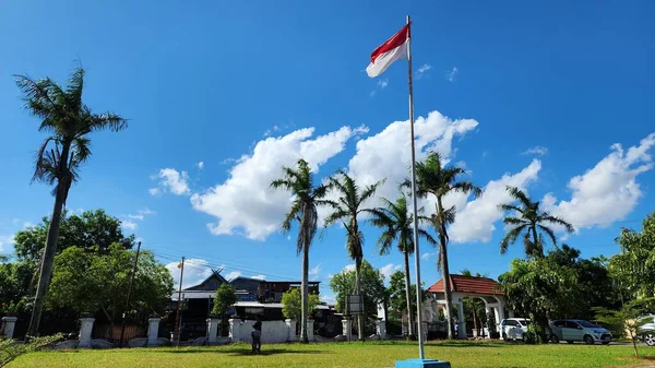 Pinrang Indonesia Juli 2023 Σημαία Της Δημοκρατίας Της Ινδονησίας Μπροστά — Φωτογραφία Αρχείου