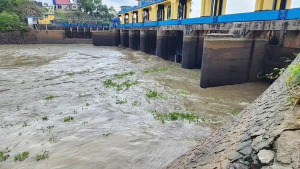 Pinrang Endonezya, 05 Temmuz 2023: Tarihsel değeri olan barajlardan biri olan Fort Dam, Endonezya 'daki Hollanda sömürge döneminde, Pinrang Regency, Güney Sulawesi -