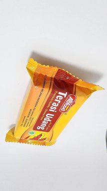 pinrang Endonezya, 15 Temmuz 2023: Kese ambalajında karides ezmesi, Endonezya 'da karides ezmesi ürünleri