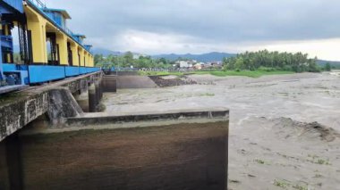 Pinrang Endonezya, 16 Temmuz 2023: Pinrang Kalesi drenaj kapısının açıldığı sabah hüzünlü nehirde balık ve karides avlıyorlar.