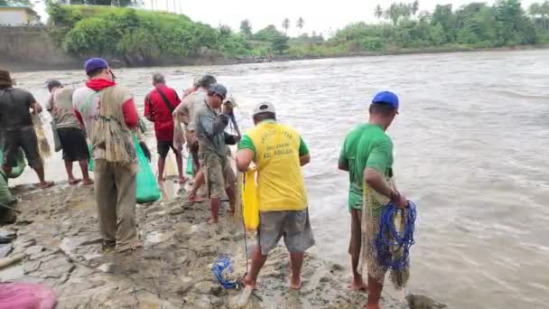 2023年7月16日ピンランインドネシア 一部のピンラン住民は午前中にサダン川で魚やエビを釣り 網漁をしているとき ピンラン砦の排水ダムドアが開かれます — ストック動画
