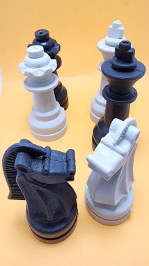 Satranç taşları LGBT konsepti, lgbt konsepti, eşcinsel çiftler konsepti, normal çiftler konsepti, satranç oyunu, plastik satranç taşları, Asya Endonezya