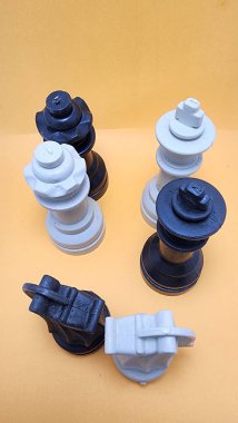 Satranç taşları LGBT konsepti, lgbt konsepti, eşcinsel çiftler konsepti, normal çiftler konsepti, satranç oyunu, plastik satranç taşları, Asya Endonezya