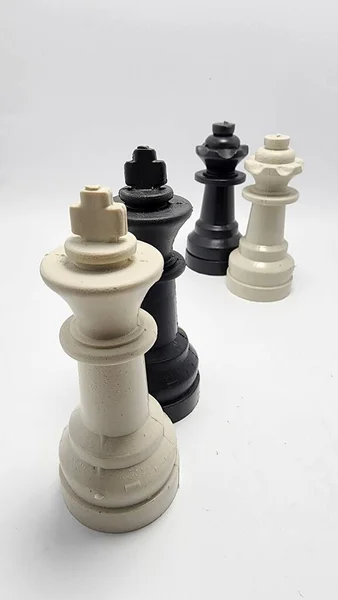 チェスピース Lgbtコンセプト Lgbtコンセプト 同性カップルコンセプト 通常のカップルコンセプト チェスゲーム プラスチックチェスピース アジアインドネシア — ストック写真
