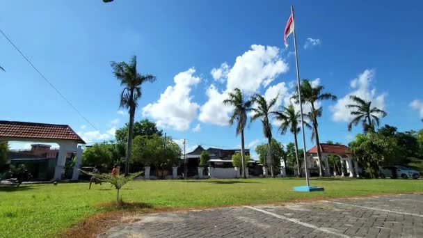 Pinrang Indonesia June 2023 Red White Flag Flutters Front Yard — Vídeos de Stock