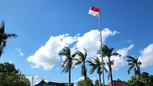 Pinrang Indonesia June 2023 Red White Flag Flutters Front Yard — Αρχείο Βίντεο