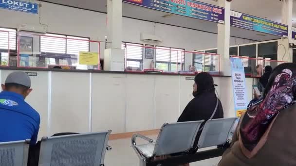 Pinrang Indonesia 2023 Residents Pinrang Regency Queuing Waiting Room Pinrang — стокове відео