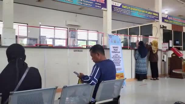 Pinrang Indonesia 2023 Residents Pinrang Regency Queuing Waiting Room Pinrang — стоковое видео