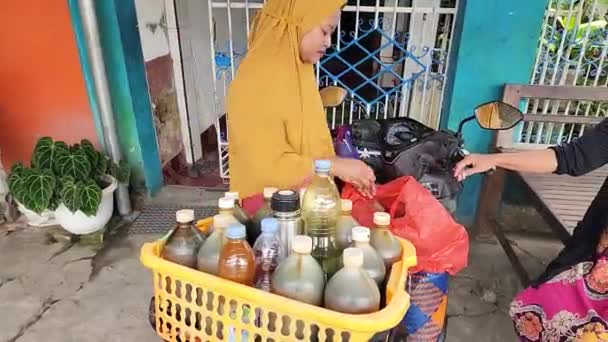 Pinrang Indonesia July 2023 Female Herbal Medicine Seller Serving Customers — Wideo stockowe