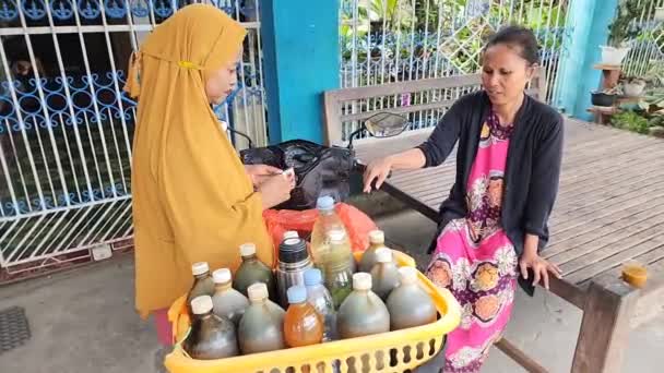 Pinrang Indonesia July 2023 Female Herbal Medicine Seller Serving Customers — Stock video