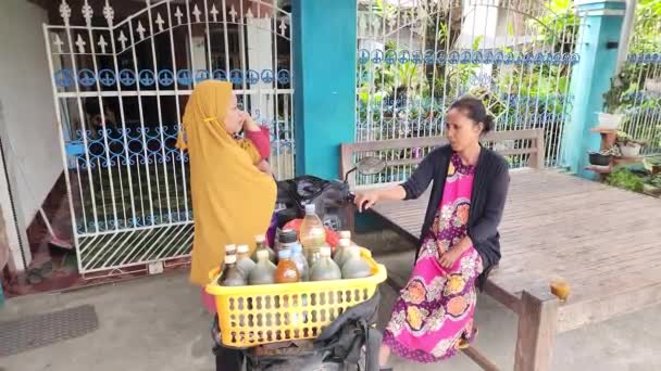 Pinrang Indonesia July 2023 Female Herbal Medicine Seller Serving Customers — стокове відео