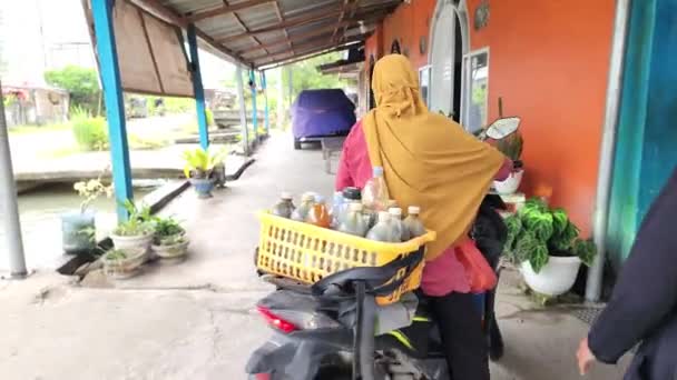 Pinrang Indonesia July 2023 Female Herbal Medicine Seller Serving Customers — Video Stock