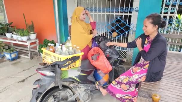 Pinrang Indonesia July 2023 Female Herbal Medicine Seller Serving Customers — 图库视频影像