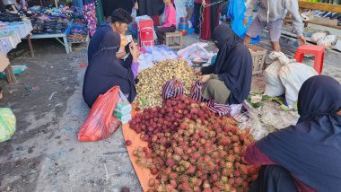 Pinrang Endonezya, 23 Temmuz 2023: Endonezya geleneksel pazarları, bakkaliye ve ev aletleri, geleneksel pazarlardaki faaliyetler, kale geleneksel pazarlar, pinrang sulsel Endonezya