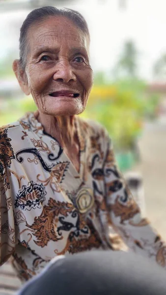 Pinrang Indonesia Juli 2023 Old Mother Morning Sitting Relaxed Hall — Stock Photo, Image