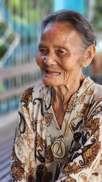 Pinrang Indonesia Juli 2023 Μια Ηλικιωμένη Μητέρα Πρωί Κάθεται Χαλαρή — Φωτογραφία Αρχείου