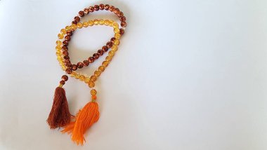 Küçük boyda, plastik boncuklardan yapılmış bir tasbih bileziği. Müslümanların tanrılarına dua etmeleri için bir araç. Endonezya yapımı.