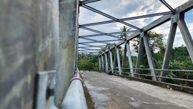 Bamba köyündeki demir köprünün inşaatı yaz öğlenleri, Asya Endonezya 'da yoğunlaşır.