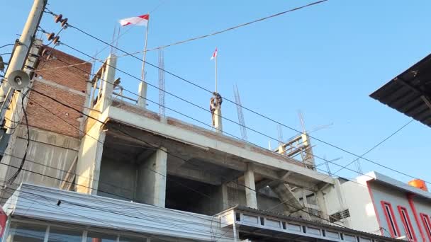 Pinrang Indonesia Agosto 2023 Hombre Trabajador Construcción Izar Bandera República — Vídeos de Stock