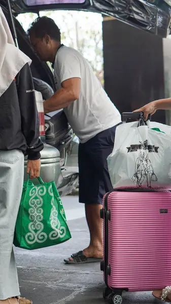 stock image Pinrang, Indonesia August 19, 2023: A family couple with their child will soon leave the hotel, and will leave with their luggage, summer day, asia Indonesia