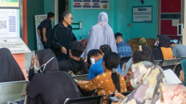 Pinrang Endonezya, 14 Eylül 2023: Yeni hastaların kayıt işlemleri için gün içinde Asya Endonezya 'da tedavi görmek ve tedavi görmek için bekleyen çok sayıda vatandaş var.