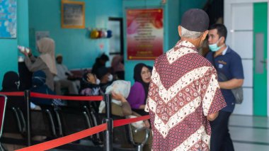 Pinrang Endonezya, 14 Eylül 2023: Yeni hastaların kayıt işlemleri için gün içinde Asya Endonezya 'da tedavi görmek ve tedavi görmek için bekleyen çok sayıda vatandaş var.