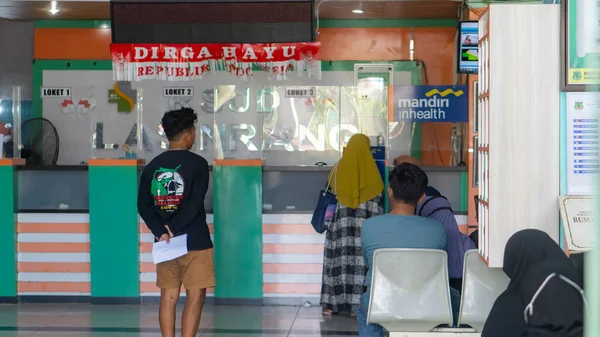 印度尼西亚平朗 2023年9月14日 几名居民正在等待新病人的登记程序 他们将于当天在印度尼西亚亚洲的医院寻求治疗 — 图库照片