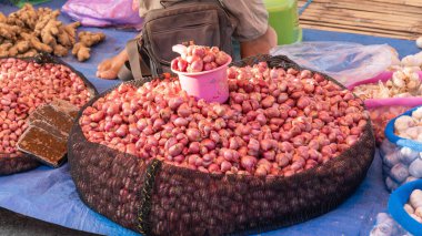 Zımba ve mutfak baharatları Asya Endonezya 'nın Masolo Pinrang köyündeki geleneksel sabah pazarında satılmaktadır.
