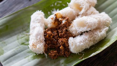 Güney Sulawesi 'nin tipik bir pastası olan Kue putu, konteynırda buharda pişmiş pilavdan yapılır ve haşlanmış taze hindistan cevizi ile karıştırılır..