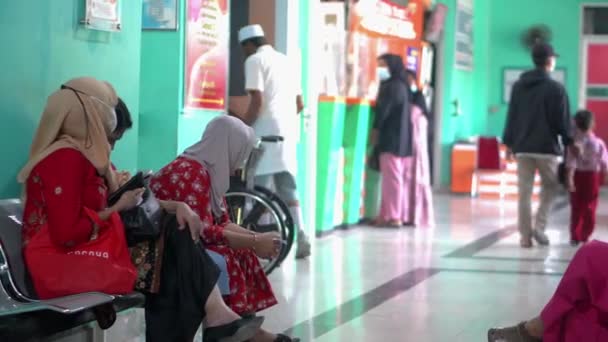 Beberapa Warga Duduk Menunggu Proses Pendaftaran Pasien Baru Yang Akan — Stok Video