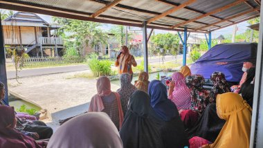 Pinrang, Endonezya 21 Eylül 2023: Endonezya 'nın Masolo Pinrang köyünde, LPG gaz hortumu yangınlarının tehlikeleriyle ilgili bir sosyal yardım etkinliğinde birkaç kadın bir araya geldi.