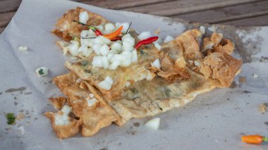 Yumurta Martabak. Yumurta, et ve baharatla dolu lezzetli bir kızarmış kek. Sokak yemekleri, tipik Endonezya yemekleri.